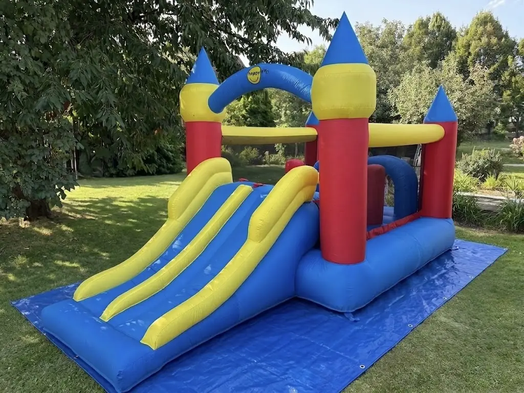 Nafukovací skákací hrad se skluzavkou k pronájmu na dětskou oslavu – PandaParty Mimoň